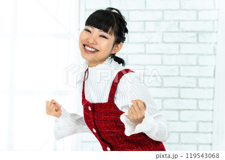やったーと喜ぶ女性 119543068