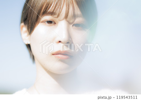 見つめる女性 119543511