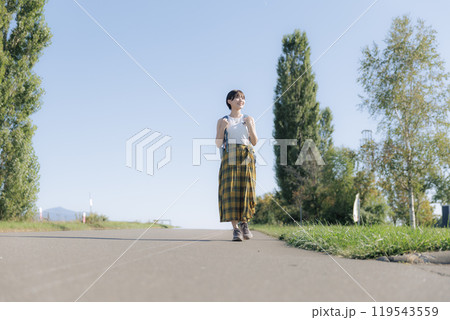 ハイキングをする若い女性 ハイキングをする若い女性 119543559