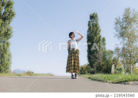 ハイキングをする若い女性 119543560