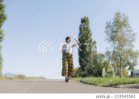ハイキングをする若い女性 119543561