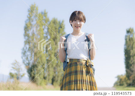 ハイキングをする若い女性 ハイキングをする若い女性 119543573
