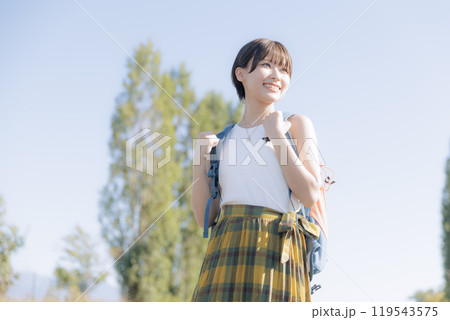 ハイキングをする若い女性 119543575