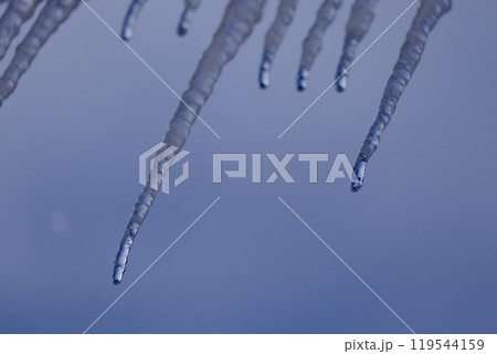 空を背景にした氷柱のアップ　 119544159