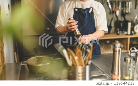 エプロンを付けた男性ポートレイト 119544215