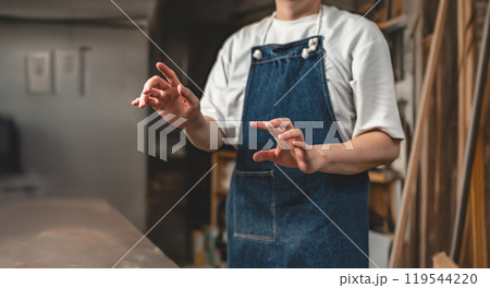エプロンを付けた男性ポートレイト 119544220