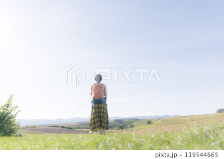 草原でリラックスする若い女性 草原でリラックスする若い女性 119544665