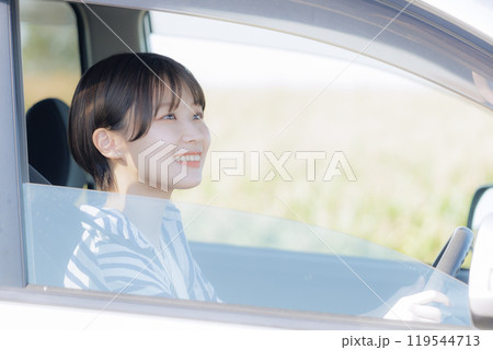 ドライブをする若い女性 ドライブをする若い女性 119544713