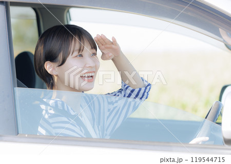 ドライブをする若い女性 ドライブをする若い女性 119544715