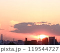 夕焼けに浮かびあがる雲が美しい。 119544727