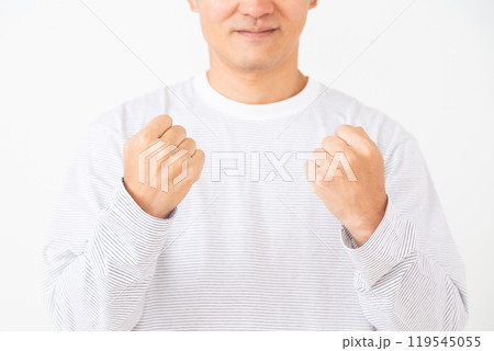 ガッツポーズをするミドル男性 119545055