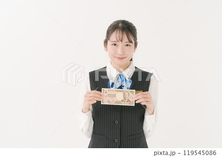 お金を持つ制服の女子社員 119545086