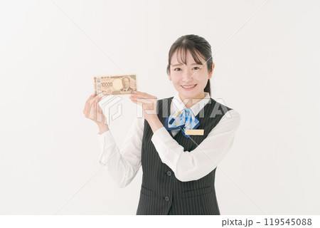 お金を持つ制服の女子社員 お金を持つ制服の女子社員 119545088