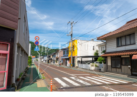 鳥取県 岩美駅駅前の町並み 119545099