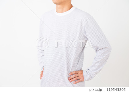 腰に手を当てて立つミドル男性 119545205