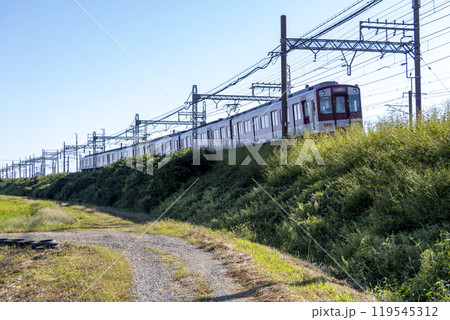 田園地帯を走行する近鉄電車 119545312