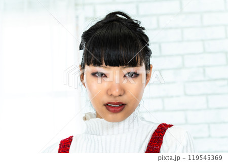 泣く女性 119545369