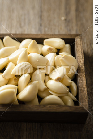 garlic in wooden box 119545808