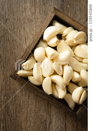 garlic in wooden box 119545809