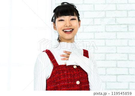 安堵する女性 119545859