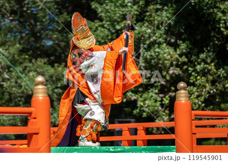 三重県伊勢市伊勢神宮で行われる秋の神楽祭の演目である振鉾の舞人 三重県伊勢市伊勢神宮で行われる秋の神楽祭の演目である振鉾の舞人 119545901