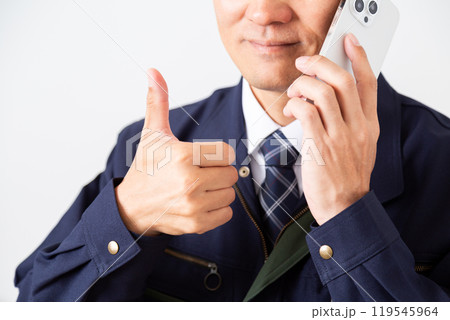 スマホで通話しながら親指を立てる作業着姿のミドル男性ビジネスマン スマホで通話しながら親指を立てる作業着姿のミドル男性ビジネスマン 119545964
