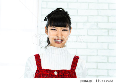 いやな顔をする女性 119545988