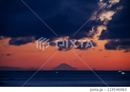 浮き富士(三重県鳥羽市相差町千鳥ヶ浜海水浴場) 浮き富士(三重県鳥羽市相差町千鳥ヶ浜海水浴場) 119546063