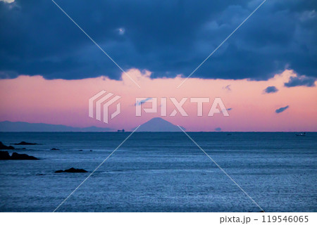浮き富士(三重県鳥羽市相差町千鳥ヶ浜海水浴場) 浮き富士(三重県鳥羽市相差町千鳥ヶ浜海水浴場) 119546065