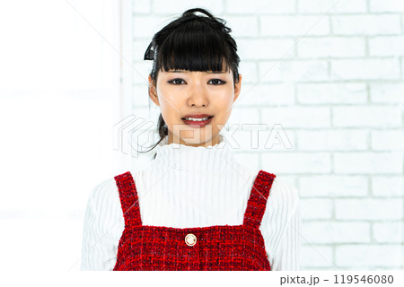 いやな顔をする女性 119546080