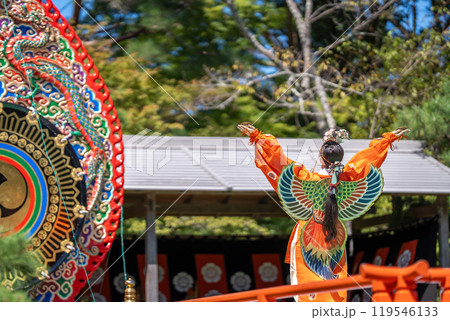 三重県伊勢市伊勢神宮で行われる秋の神楽祭の演目である迦陵頻の舞人 三重県伊勢市伊勢神宮で行われる秋の神楽祭の演目である迦陵頻の舞人 119546133