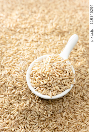raw rolled oats in bowl 119546294