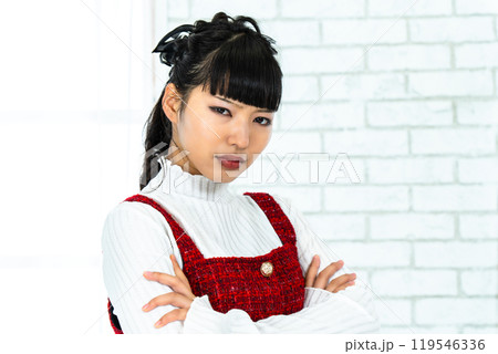 怒る女性 119546336