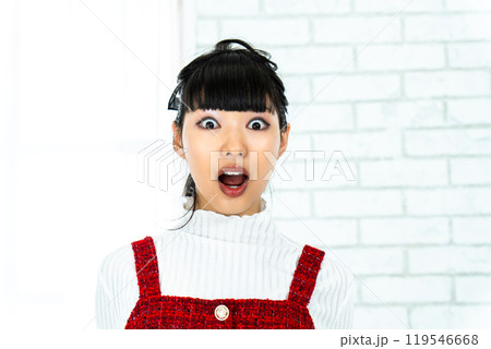 驚く女性 驚く女性 119546668