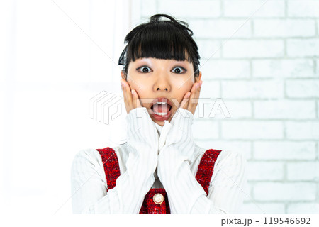 驚く女性 驚く女性 119546692