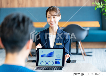 受付のコンサルタントの女性 119546735