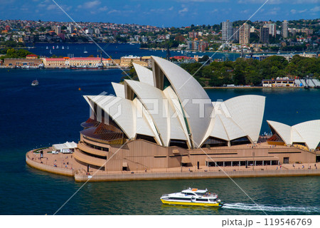 オーストラリア　ニューサウスウェールズ州シドニー　世界遺産のオペラハウスをハーバーブリッジから望む 119546769