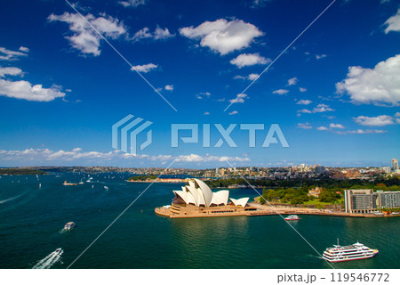 オーストラリア ニューサウスウェールズ州シドニー 世界遺産のオペラハウスをハーバーブリッジから望む オーストラリア ニューサウスウェールズ州シドニー 世界遺産のオペラハウスをハーバーブリッジから望む 119546772