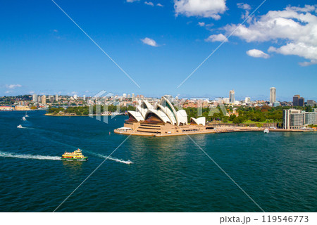 オーストラリア　ニューサウスウェールズ州シドニー　世界遺産のオペラハウスをハーバーブリッジから望む 119546773