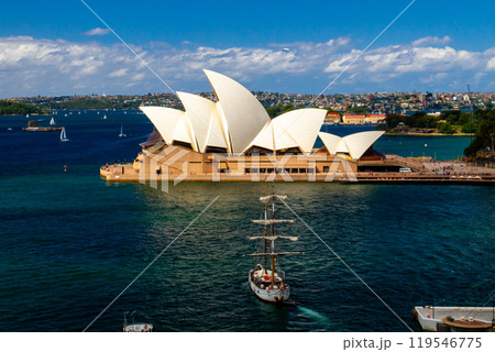オーストラリア　ニューサウスウェールズ州シドニー　世界遺産のオペラハウスをハーバーブリッジから望む 119546775