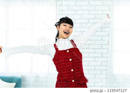 やったーと喜ぶ女性 119547127