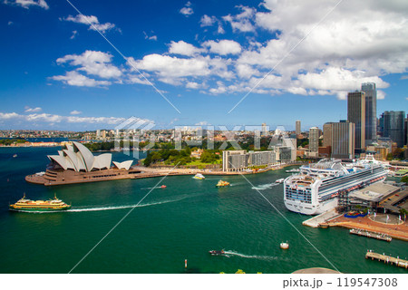オーストラリア　ニューサウスウェールズ州シドニー　ハーバーブリッジ展望台からのオペラハウスのある景色 119547308