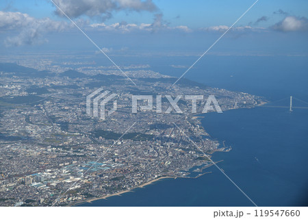 空撮2/30 神戸空港に着陸態勢の旅客機の窓から 明石市上空 空撮2/30 神戸空港に着陸態勢の旅客機の窓から 明石市上空 119547660