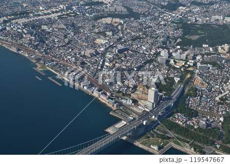 空撮9/30　神戸空港に着陸態勢の旅客機の窓から　明石海峡大橋と西舞子 119547667