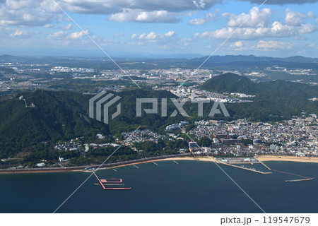 空撮15/30 神戸空港に着陸態勢の旅客機の窓から 須磨区上空 空撮15/30 神戸空港に着陸態勢の旅客機の窓から 須磨区上空 119547679