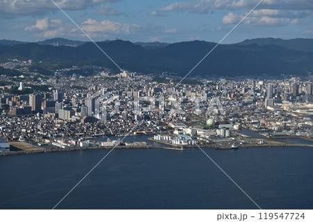 空撮22/30 神戸空港に着陸態勢の旅客機の窓から 長田区苅藻島上空 空撮22/30 神戸空港に着陸態勢の旅客機の窓から 長田区苅藻島上空 119547724