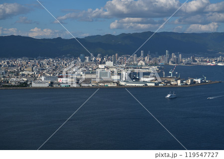 空撮25/30　神戸空港に着陸態勢の旅客機の窓から　和田岬上空 119547727