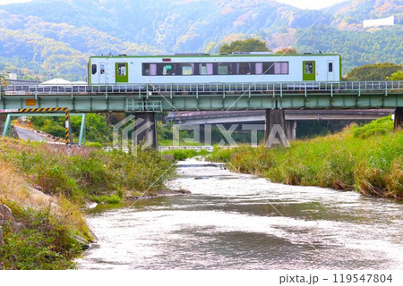 おごせ町の鉄橋を渡る一両編成の電車と山と川の風景 119547804