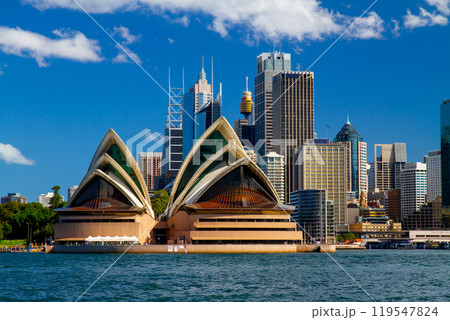 オーストラリア　ニューサウスウェールズ州シドニー　シドニー湾対岸からの世界遺産オペラハウスと市街地 119547824