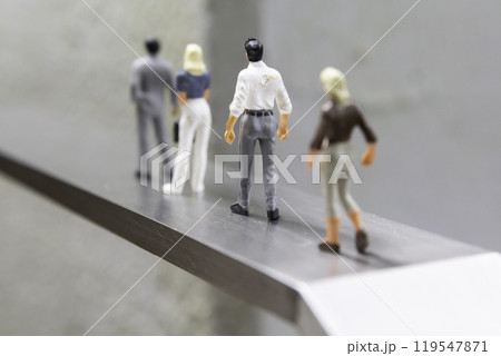 一本道に一列に立つ男性と女性の人形 人生 キャリアのイメージ 一本道に一列に立つ男性と女性の人形 人生 キャリアのイメージ 119547871